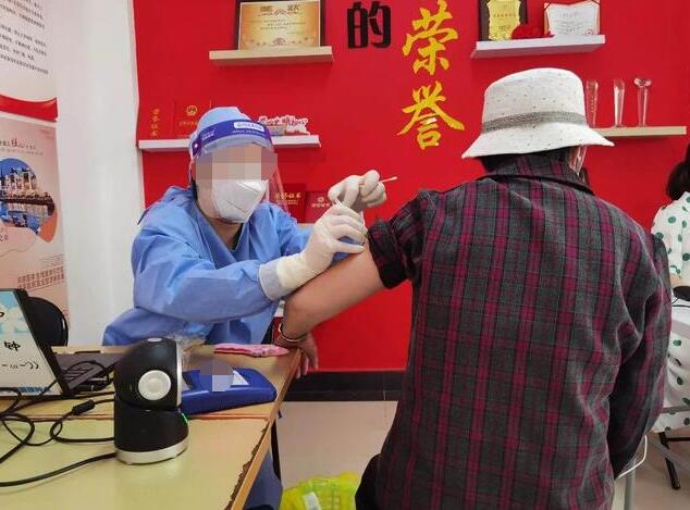 上海青浦區(qū)老年群體新冠疫苗接種使用身份證掃碼墩