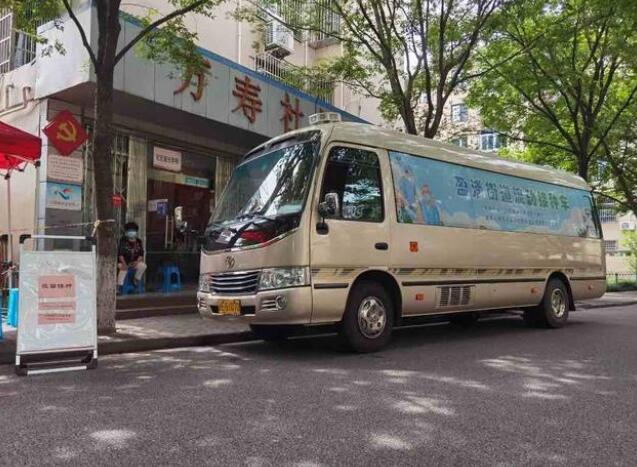 上海青浦區(qū)老年群體新冠疫苗接種使用身份證掃碼墩